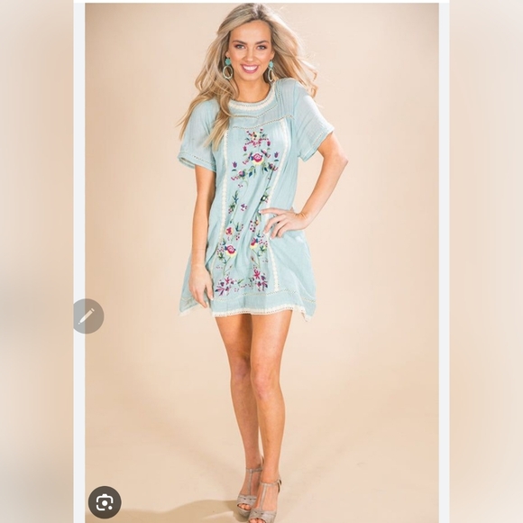 Umgee Dresses & Skirts - Umgee Meet Me In Paradise Light Blue Embroidered Floral Tunic Dress